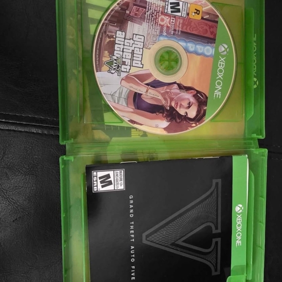 Grand Theft Auto V (GTA V) Xbox One - With Case - Picture 2 of 3